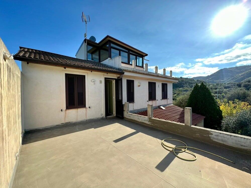Villetta indipendente con terrazza panoramica e vista sulle montagne, ideale per investimento immobiliare e case vacanza, in zona tranquilla e ben servita.