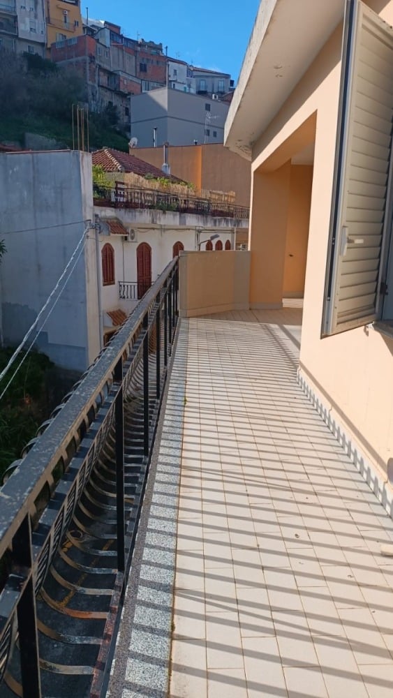 Balcone soleggiato con vista su quartieri storici e case colorate, perfetto per relax e convivialità. L'area esterna di NextCasa offre spazio e tranquillità in posizione strategica in città.