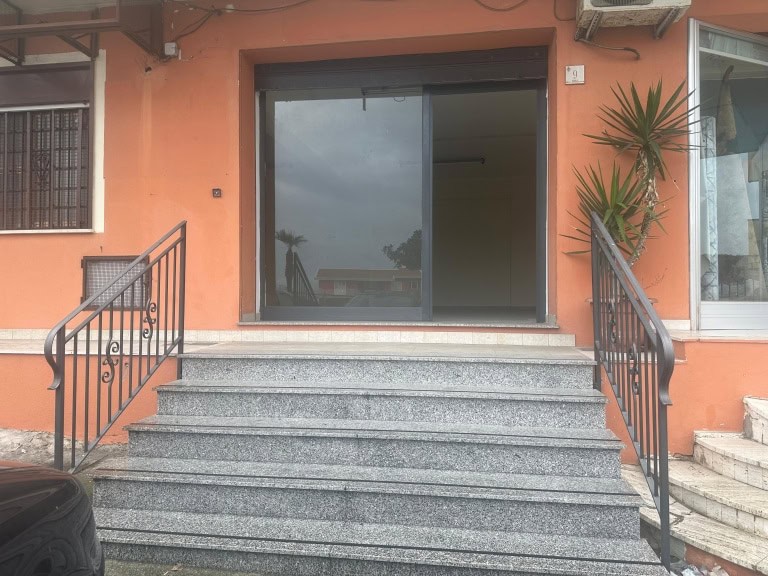 Locale commerciale in affitto in viale Dell’Immacolata 9 a Merì, Me