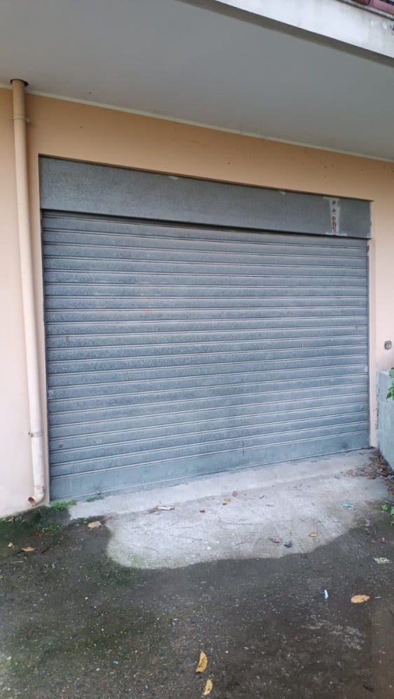 Porta garage sezionale automatica in metallo, chiusura robusta e sicura, soluzione affidabile per autorimesse e magazzini, NextCasa Italia.