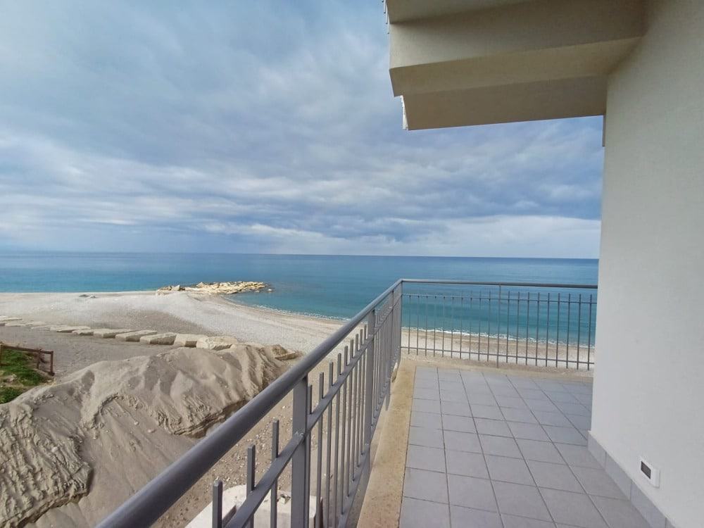 Vista mare spaziosa dalla terrazza di un appartamento a NextCasa, con balcone e pavimentazione in ceramica, ideale per godersi il paesaggio e il relax.