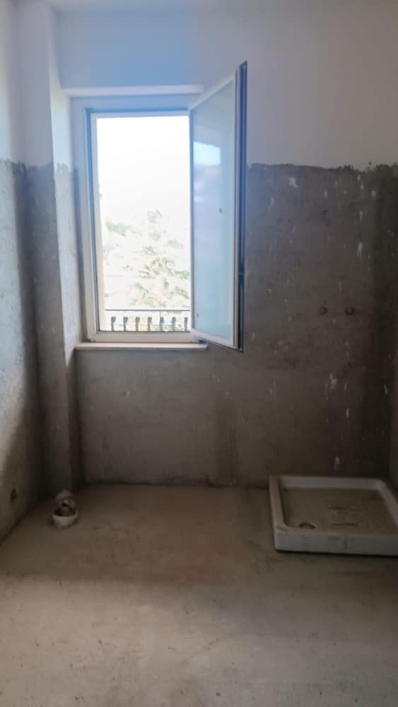 Vetro in finestra di nuova costruzione in ambiente interno in fase di ristrutturazione edilizia.