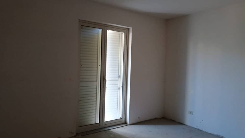Vendita appartamento NextCasa con ampio balcone e finestre, opportunità immobiliare in zona tranquilla, ideale per chi cerca case da ristrutturare, privacy e comfort in vendita a prezzi competitivi.