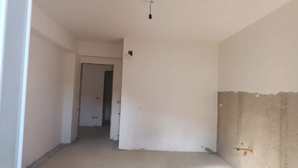Immagine di una stanza in fase di ristrutturazione con pareti bianche e parete in cartongesso in costruzione, ideale per interior design e rinnovamento casa.