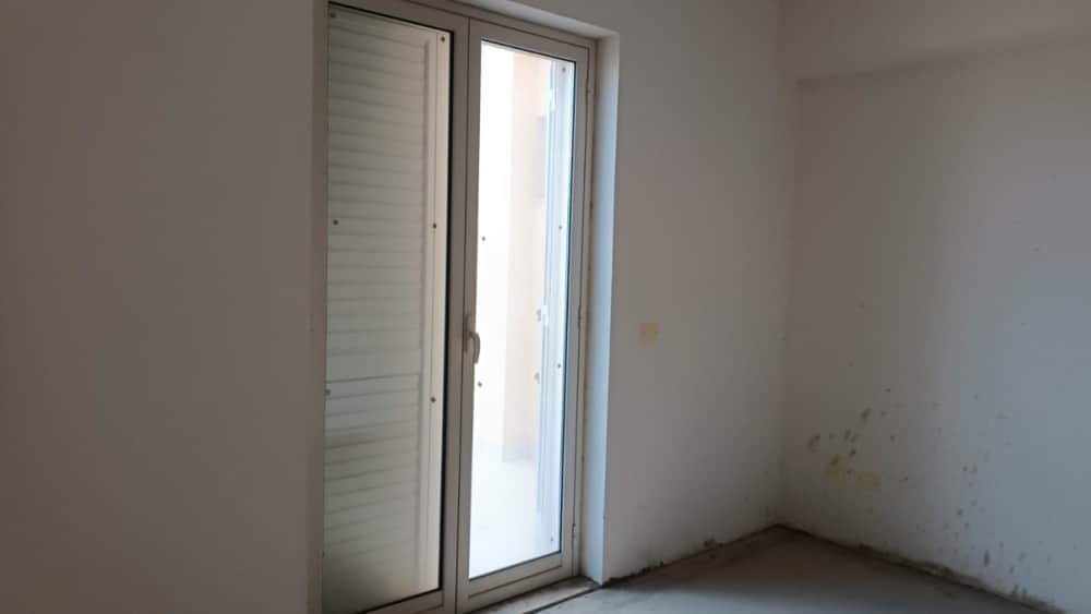 Porte-finestre in PVC con vetri termici per ristrutturazione appartamento, illuminazione naturale, stile moderno, isolamento acustico, ambiente interno luminoso, design funzionale, vendita immobili NextCasa, soluzioni abitative.