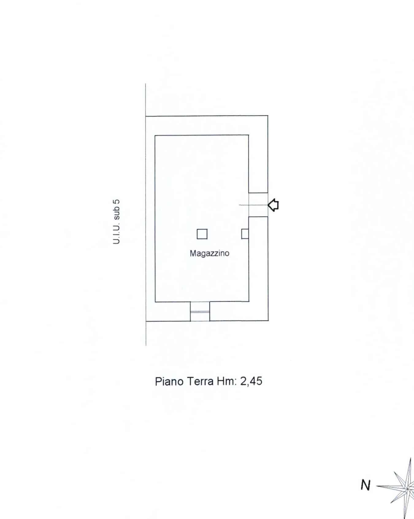 Magazzino con planimetria dettagliata, accesso facilitato e spazio ottimale per deposito. Ideale per soluzioni di magazzinaggio residence o attività commerciali.