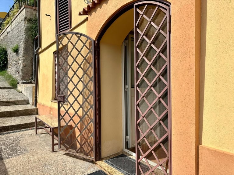 Casa indipendente su 3 livelli in via Raja 6, Castroreale, Me