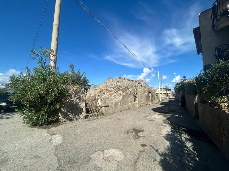 Rudere con terreno in vendita in via Pezzaneve 2, Barcellona P.G., Me