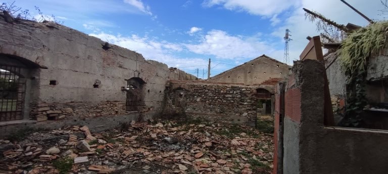 Rudere con terreno edificabile in via Stretto Garrisi 3, Barcellona P.G., Me