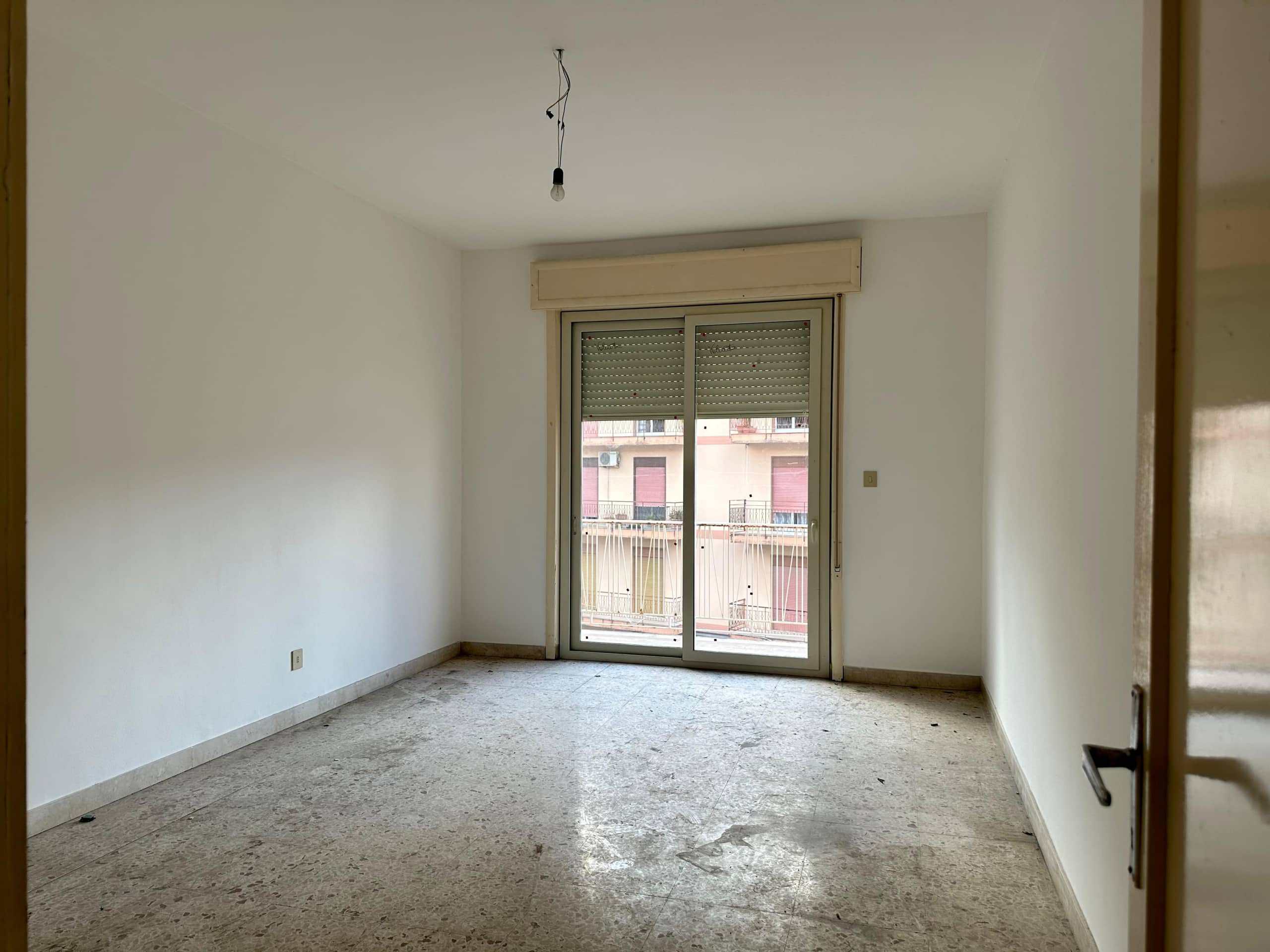Luminoso appartamento con grande balcone e affaccio su città, interni da ristrutturare, ideale investimento immobiliare, ottima posizione centrale.