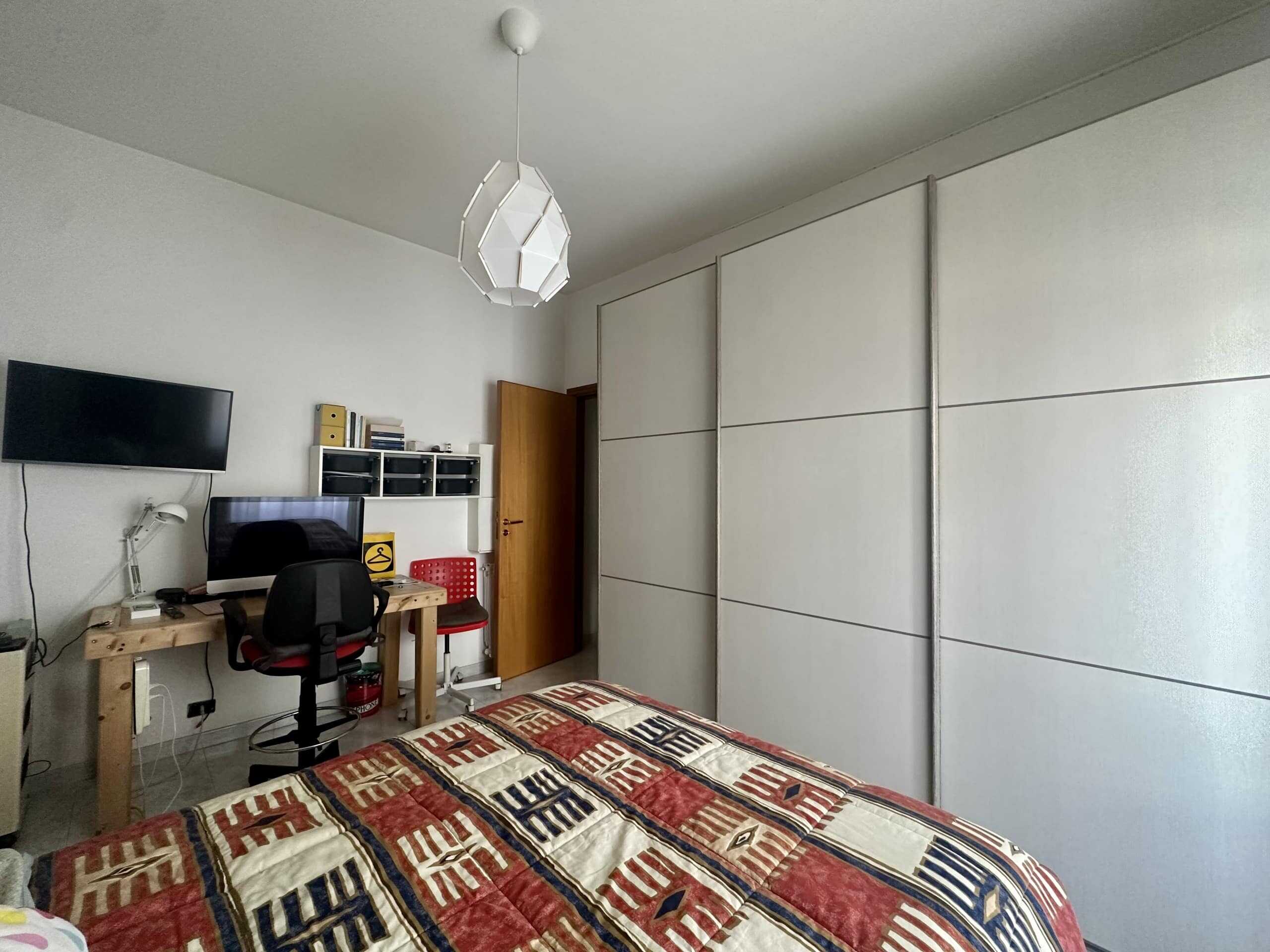 Armadio a muro bianco moderno in una camera da letto.