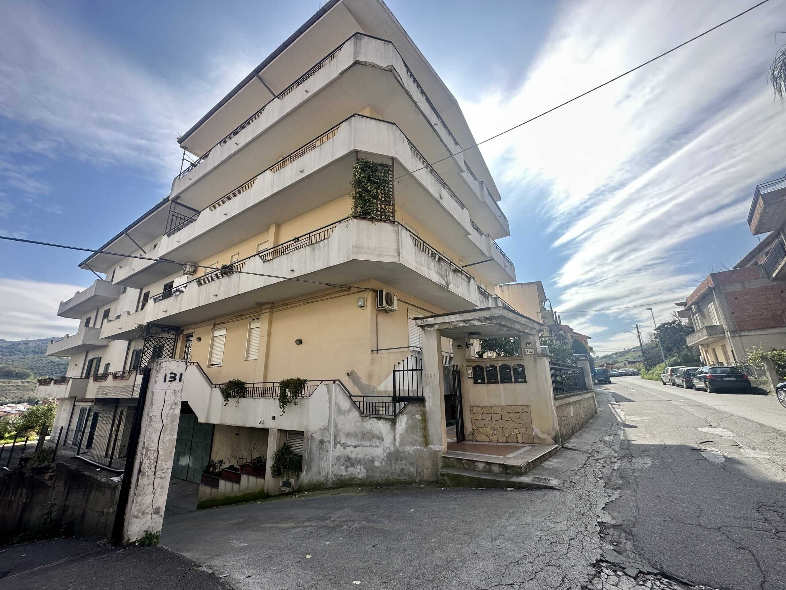 Appartamento in vendita in edificio residenziale a Napoli, vista strada, balconi ampi e ingresso sicuro, soluzione ideale per famiglie, prendendo in considerazione le migliori opportunità immobiliari.