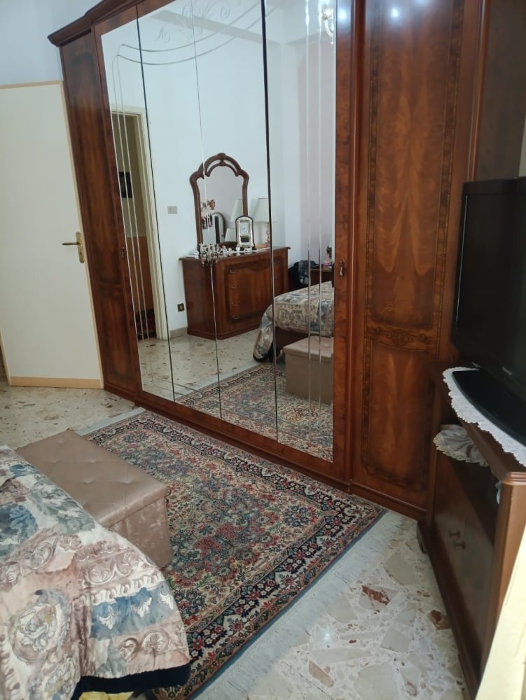 Vestiti in legno massello con specchi per camera da letto, arredo classico e funzionale, in ottimo stato, ideale per spazio armadio e guardaroba.