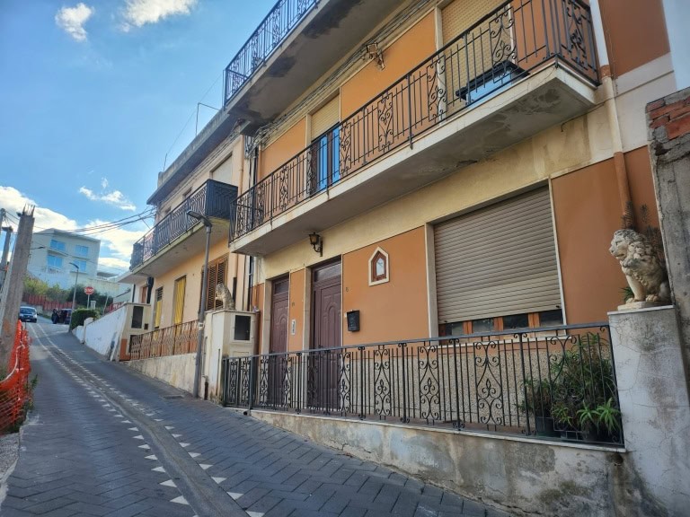 Stabile in vendita in via Stretto Marro 8/10 a Terme Vigliatore, Me