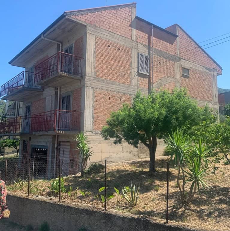 Appartamento con terreno in vendita in C.da Vallebruca, Sant’Agata di Militello, Me
