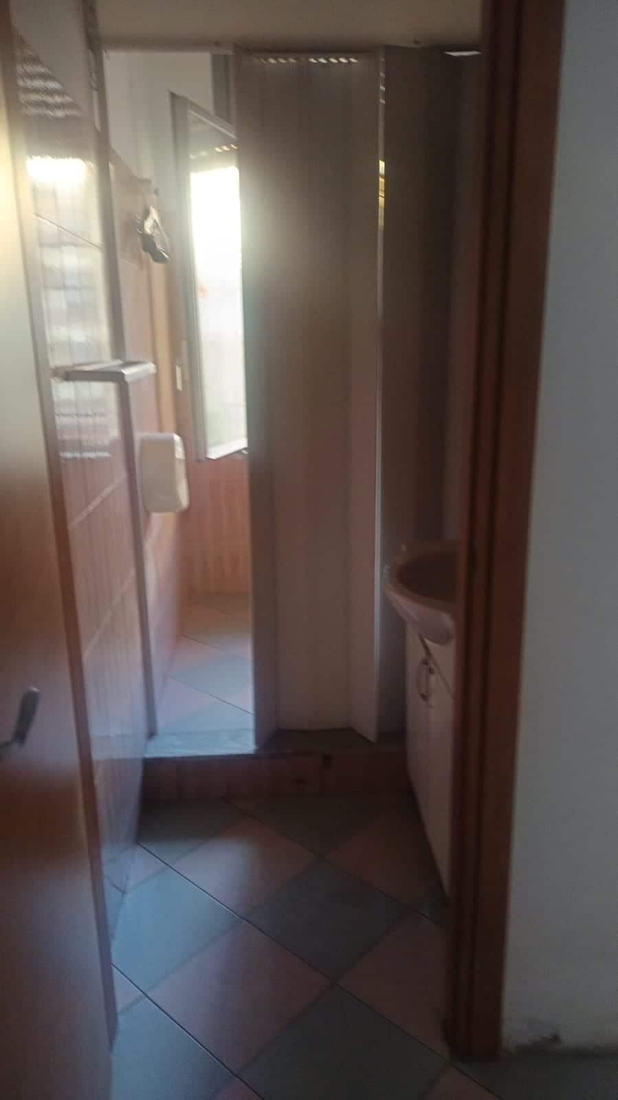 Lavanderia con lavabo e spazio disponibile, ambiente funzionale per casa privata.