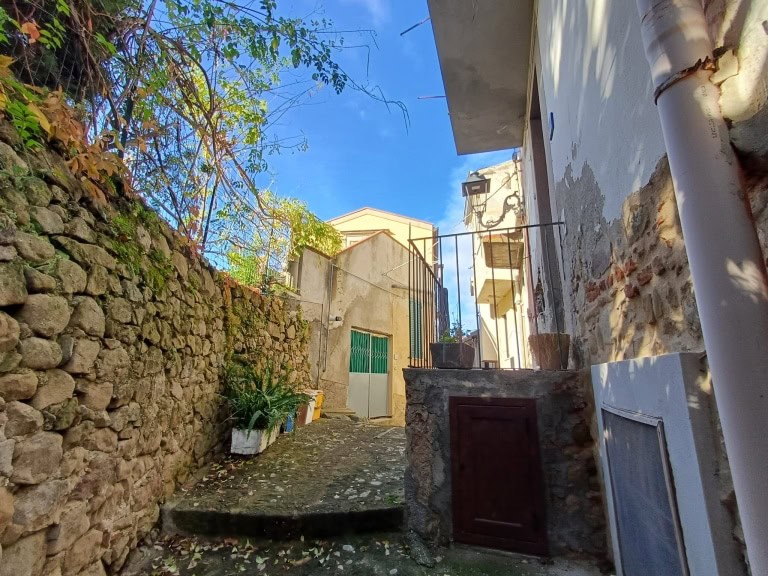 Casa semindipendente in vendita in Via II Casalotto, Ficarra, Me