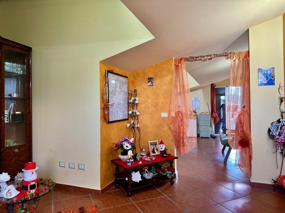 Elegante interni di casa con pareti color arancione, tende a rete arancioni, decorazioni natalizie, e mobili classici - ideale per chi cerca soluzioni di arredo e design per la casa.