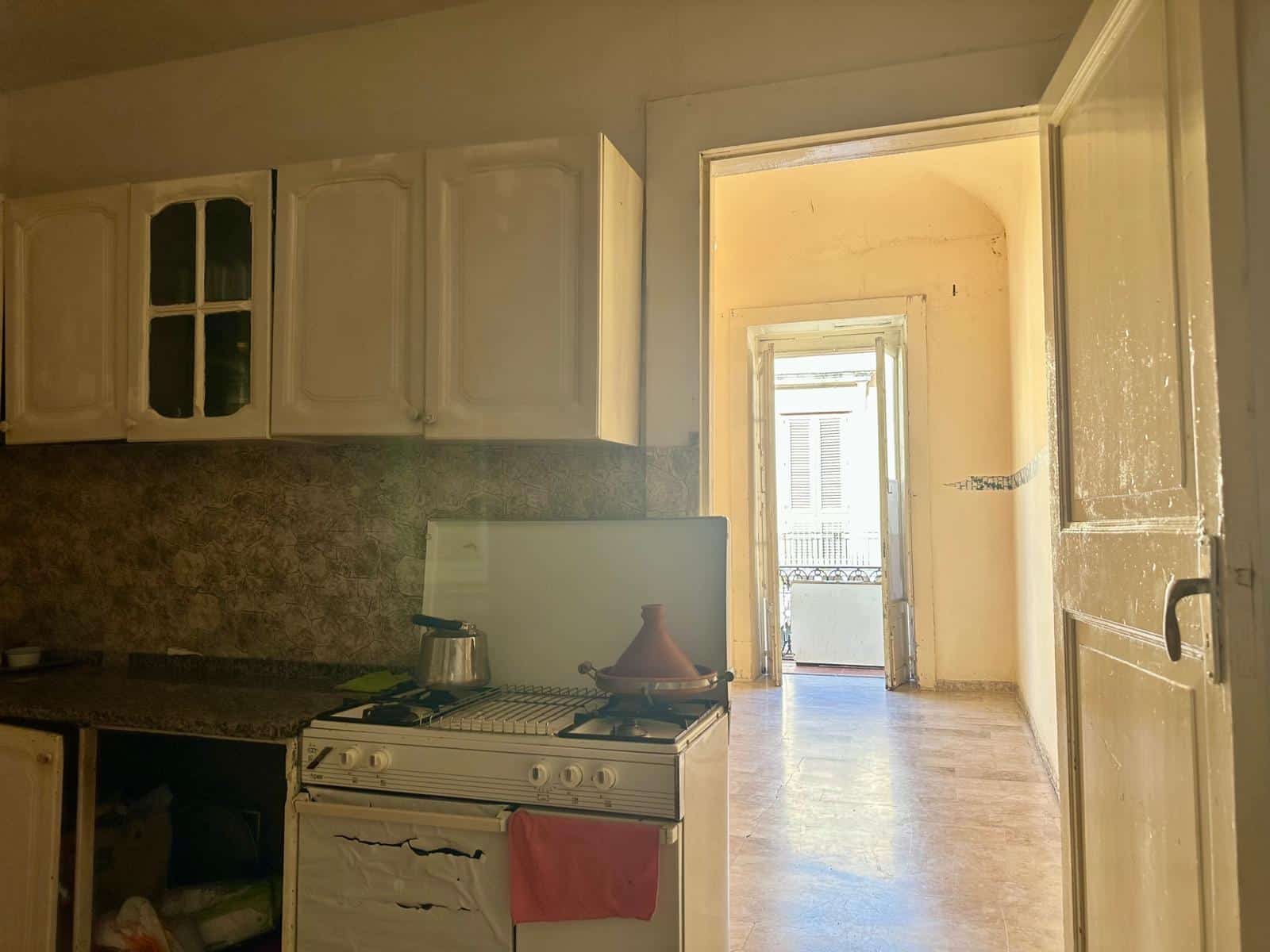 Rustico da ristrutturare con cucina abitabile, luce naturale e balcone, ideale per investimento o prima casa in centro città.