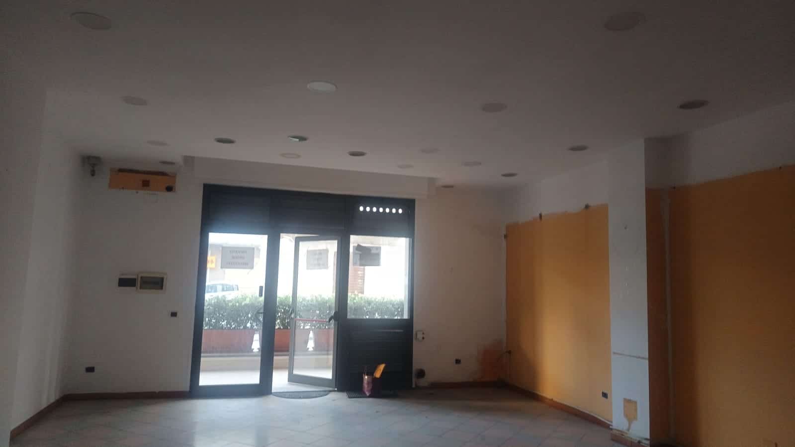 Ampio monolocale in fase di ristrutturazione con porte finestre e balcone, pronto per personalizzazione, ideale per investimento o abitazione.