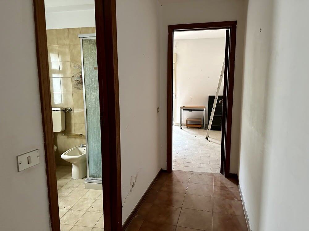 Bagno con WC e doccia, casa in vendita, interni abitabili, NextCasa, immobile da ristrutturare, appartamento con spazi funzionali, ingresso e corridoio, ristrutturazione di case, soluzione residenziale, immobili residentiali, real estate Italy.