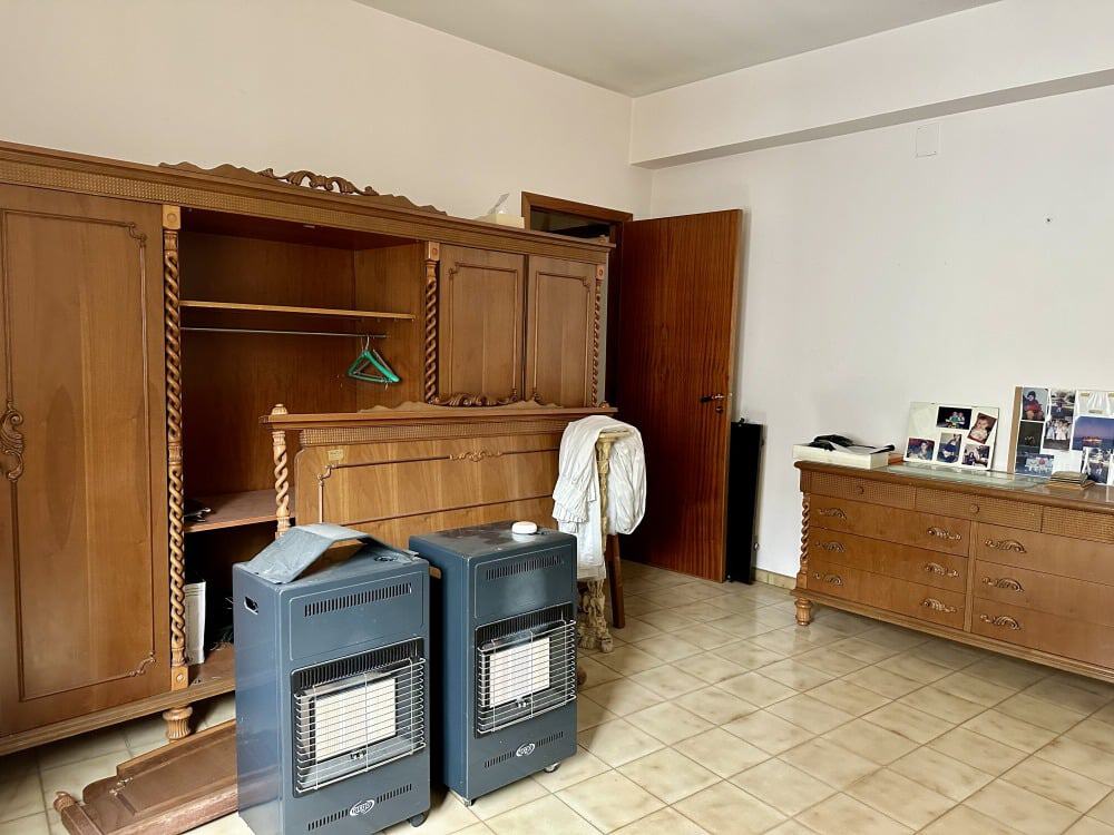Armadio in legno con specchiera e cassetti, ambiente di casa con termosifoni, immagini di interni, arredi classici, stile tradizionale, spazi abitativi, NextCasa.