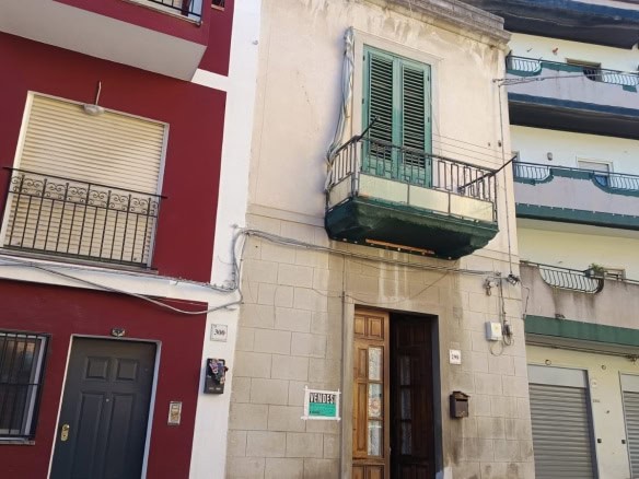 Appartamento in vendita in centro storico con balcone e ingresso indipendente.