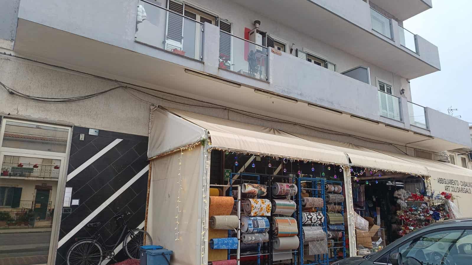 Tende da sole e rivestimenti per esterni in vendita presso NextCasa, negozio specializzato in arredi per l'esterno e decorazioni per balconi e terrazzi.