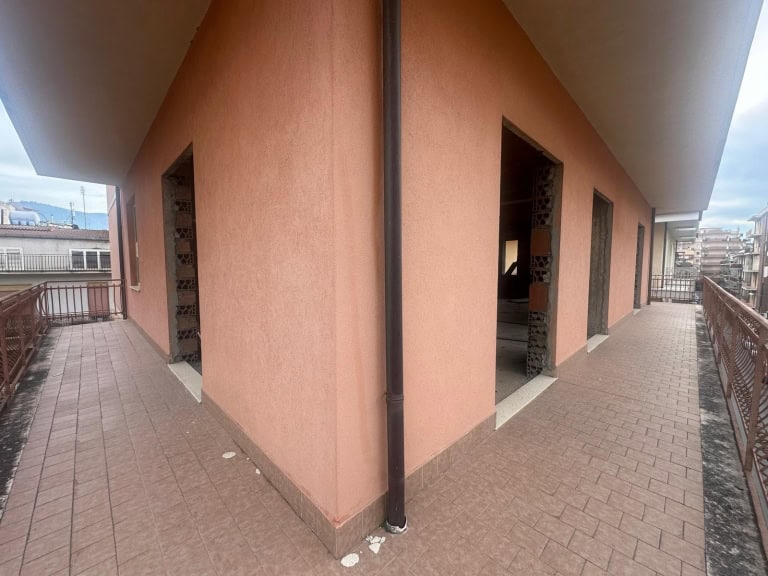 Appartamento allo stato rustico in vendita in via Aldo Moro 50 a Barcellona P.G., Me