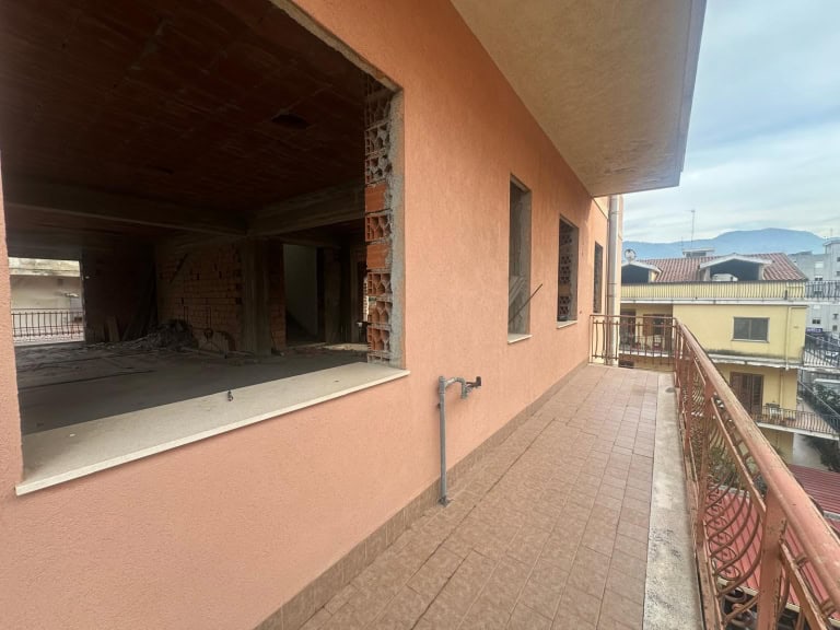 Appartamento allo stato rustico in vendita in via Aldo Moro 50 a Barcellona P.G., Me