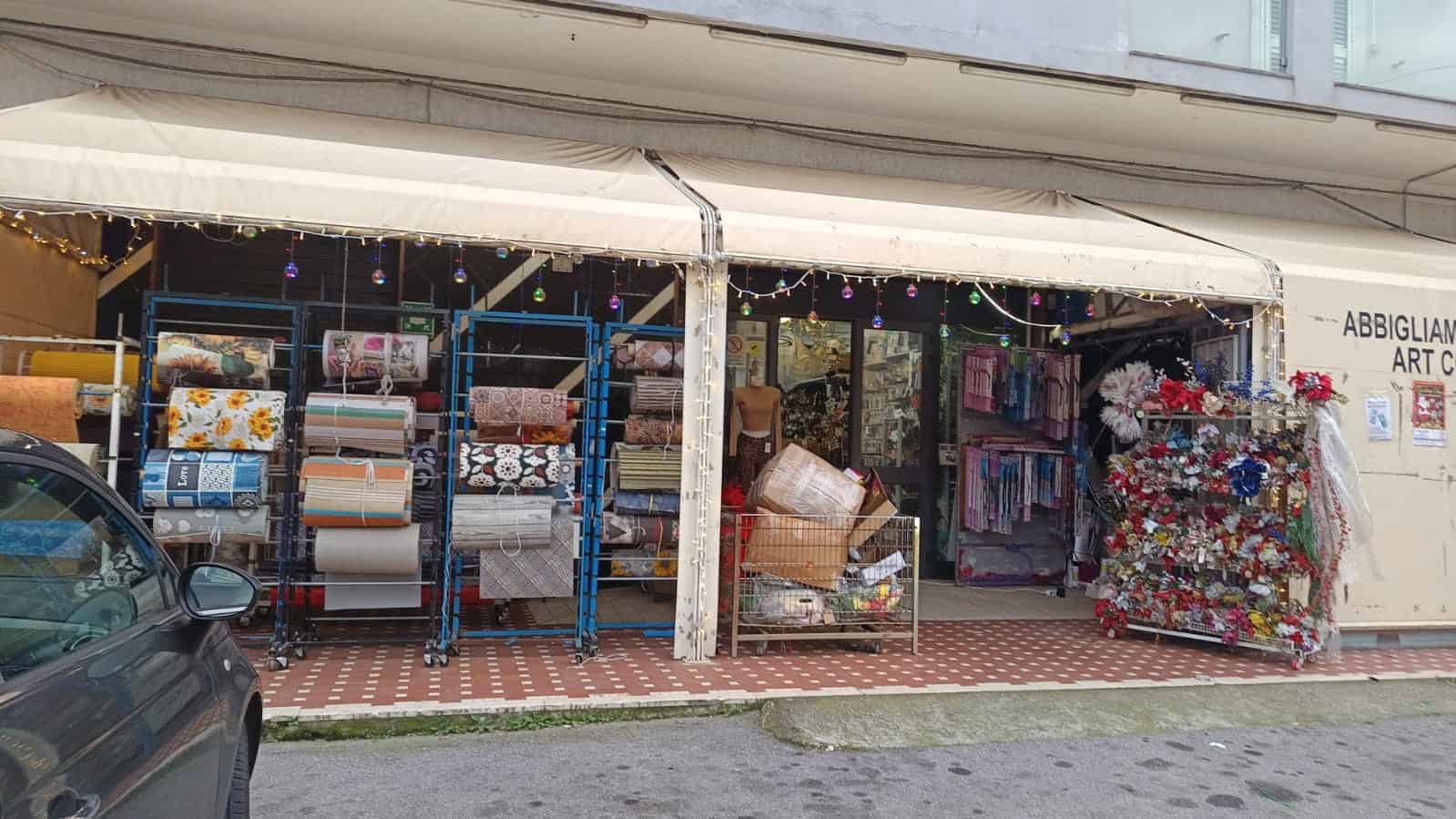 Tende, tappeti e decorazioni per interni ed esterni presso un negozio di arredamento NextCasa in Italia. Ampia selezione di stoffe, fiori e articoli per la casa in vendita.