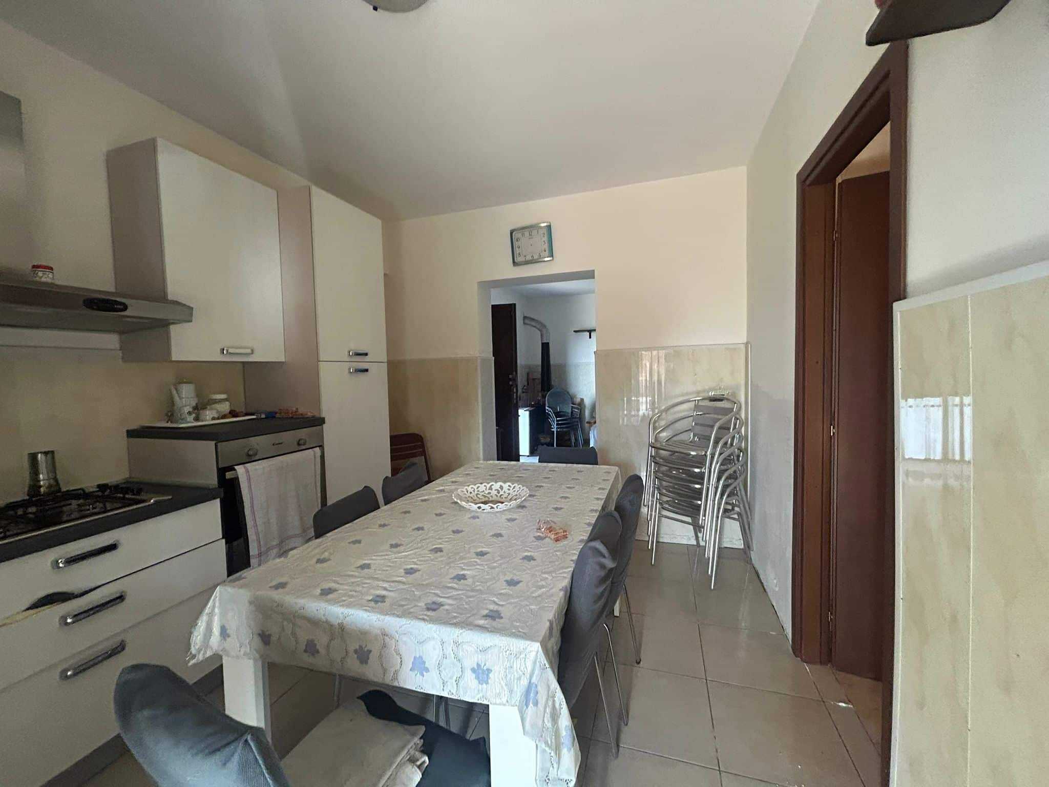 Spazio cucina e sala da pranzo in appartamento, con tavolo, sedie, cucina moderna e dettagli pratici, ideale per investimenti immobiliari a NextCasa in Italia.
