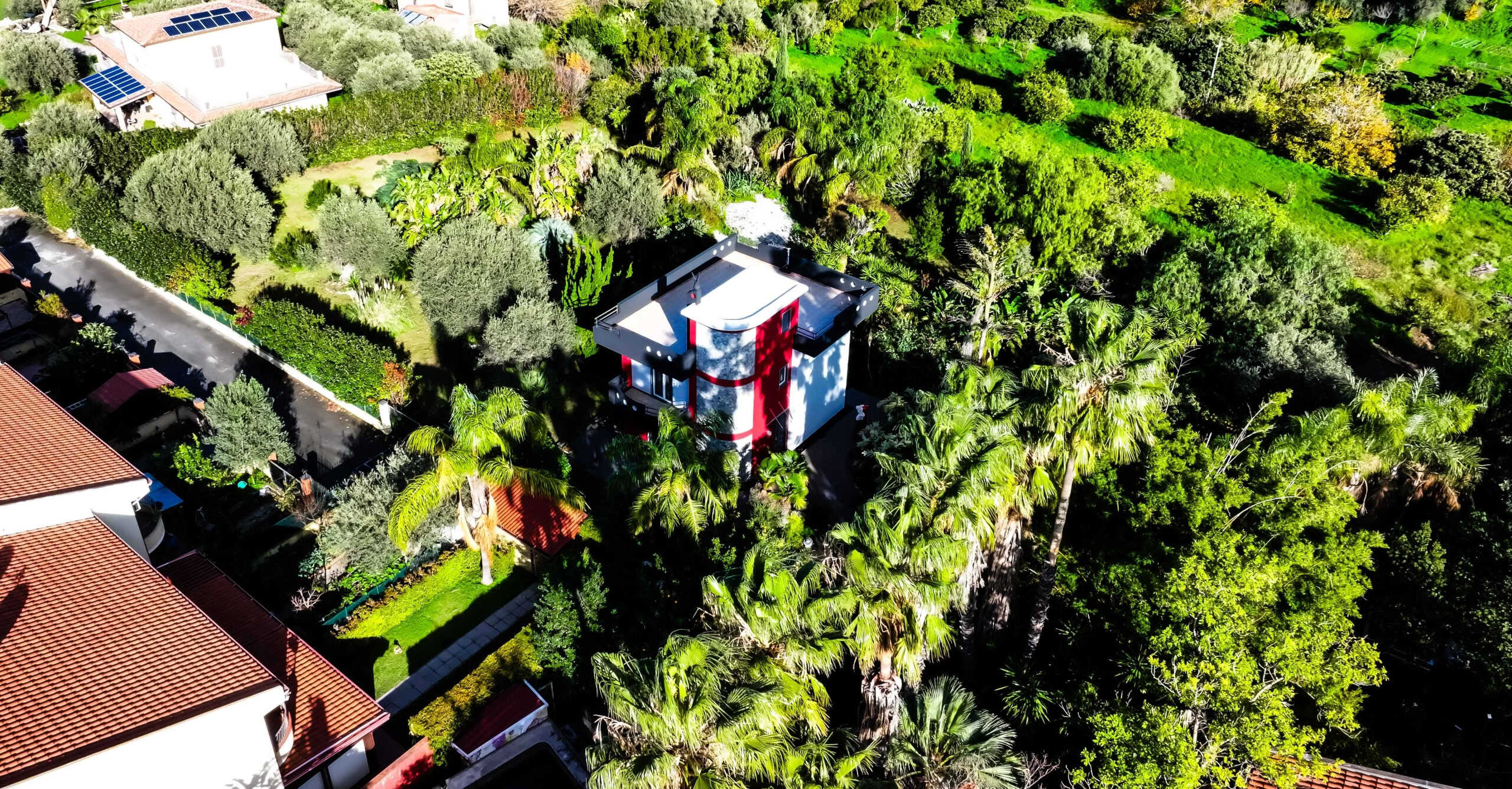 Casa moderna con giardino verdeggiante e piscina, immersa nel verde della natura, zona residenziale di lusso, architettura contemporanea, isolamento acustico e solare, NextCasa.