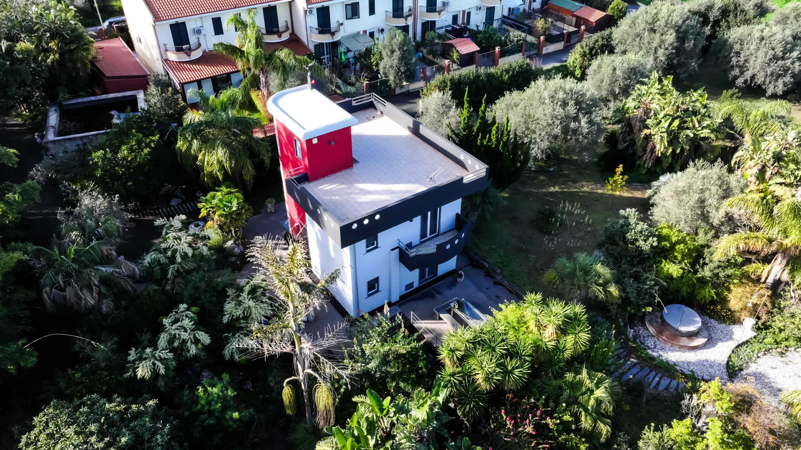 Casa moderna con terrazza panoramica, immersa nel verde, in zona residenziale, ideale per investimenti immobiliari, progettata da NextCasa.