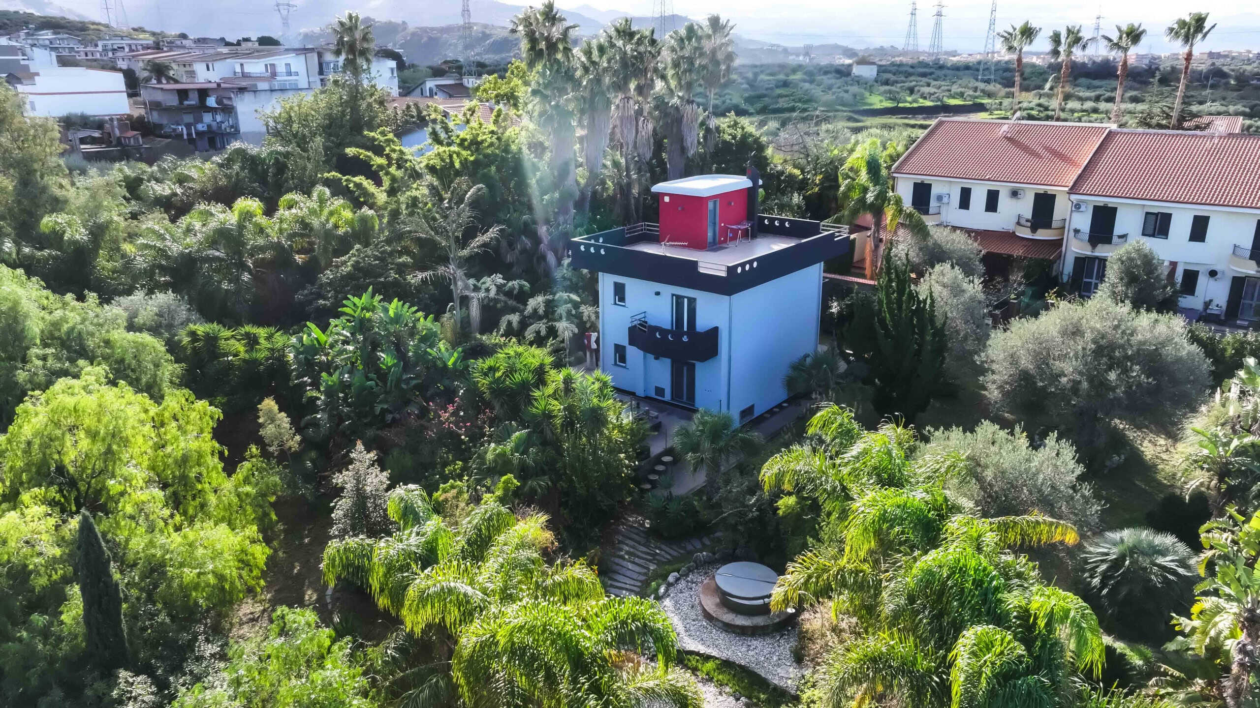 Casa moderna con giardino tropicale, vista panoramica su natura e vicina a zone residenziali, design contemporaneo, affaccio su verde, casa a due piani, piscina e spazio esterno, investimento immobiliare.