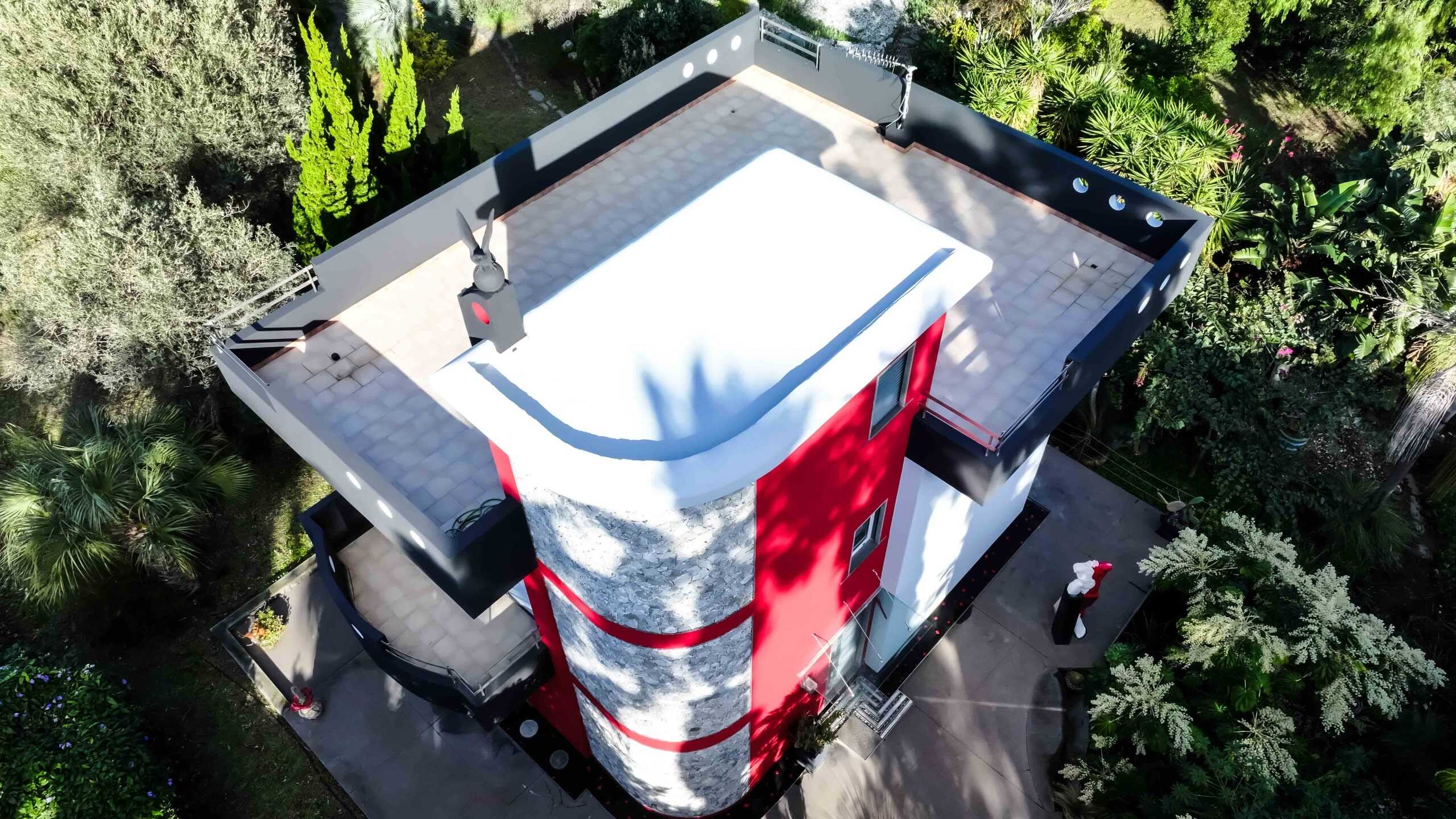 Villa moderna con terrazza panoramica e giardino tropicale, stile contemporaneo, design elegante, location esclusiva, real estate di lusso, vista mozzafiato, architettura innovativa, NextCasa.