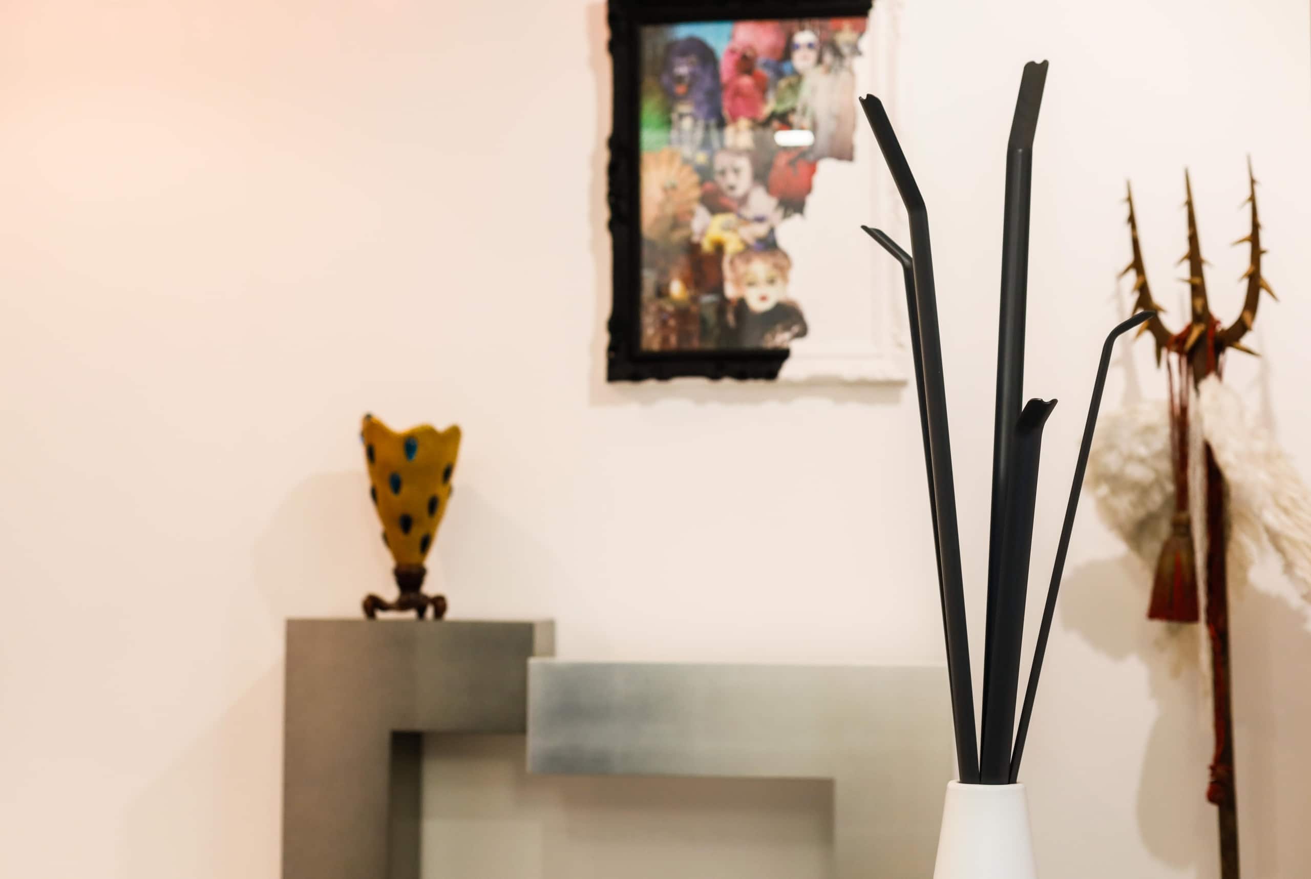 Diffusore di incenso nero in stile moderno su tavolo bianco, decorazioni d'interni in stile contemporaneo, arte e design per la casa, elementi di arredo eleganti.