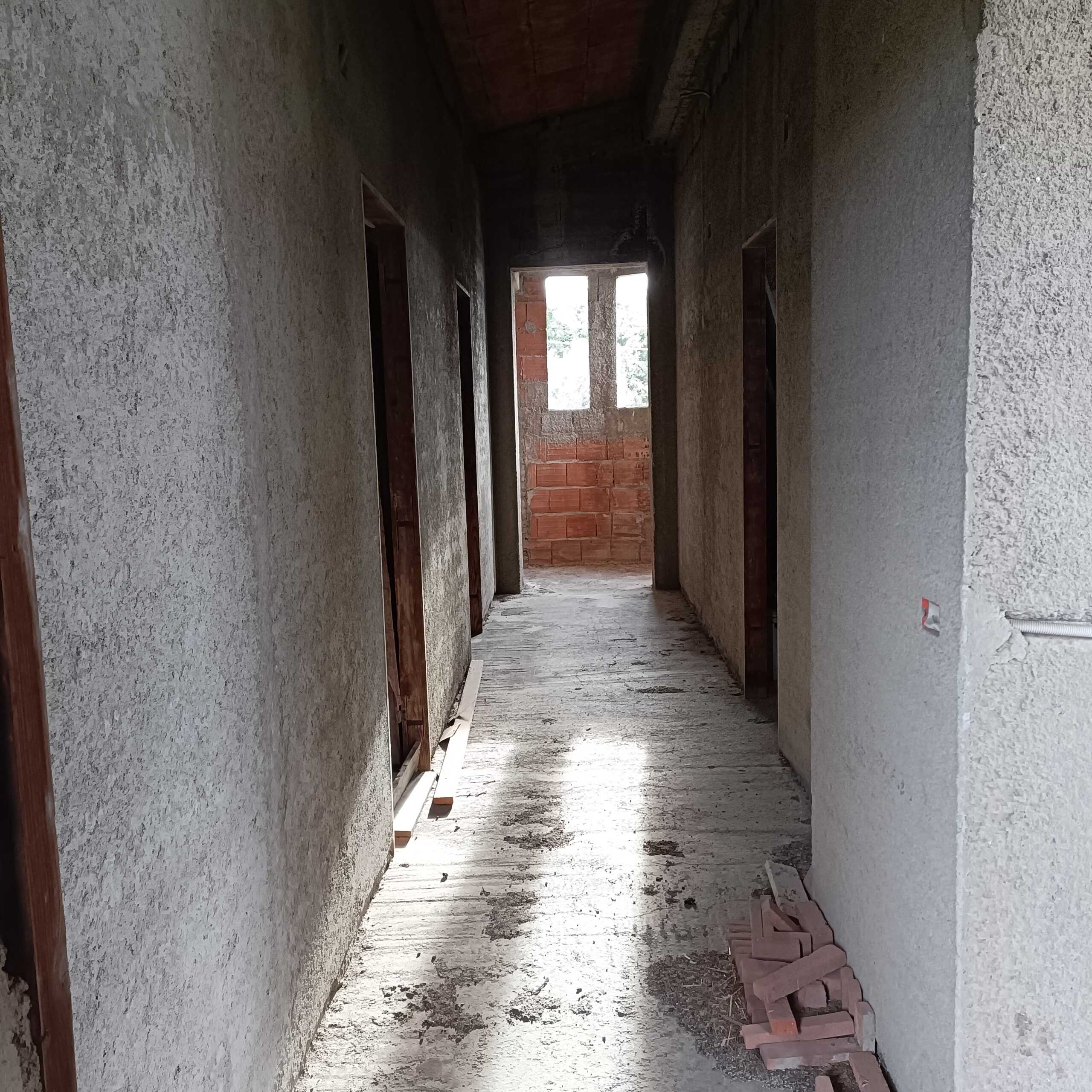 PARETI IN COSTRUZIONE PER INTERNI DI UNA CASA NUOVA NELLO STATO GREZZO, LAVORI DI RISTRUTTURAZIONE E COSTRUZIONE EDILIZIA.