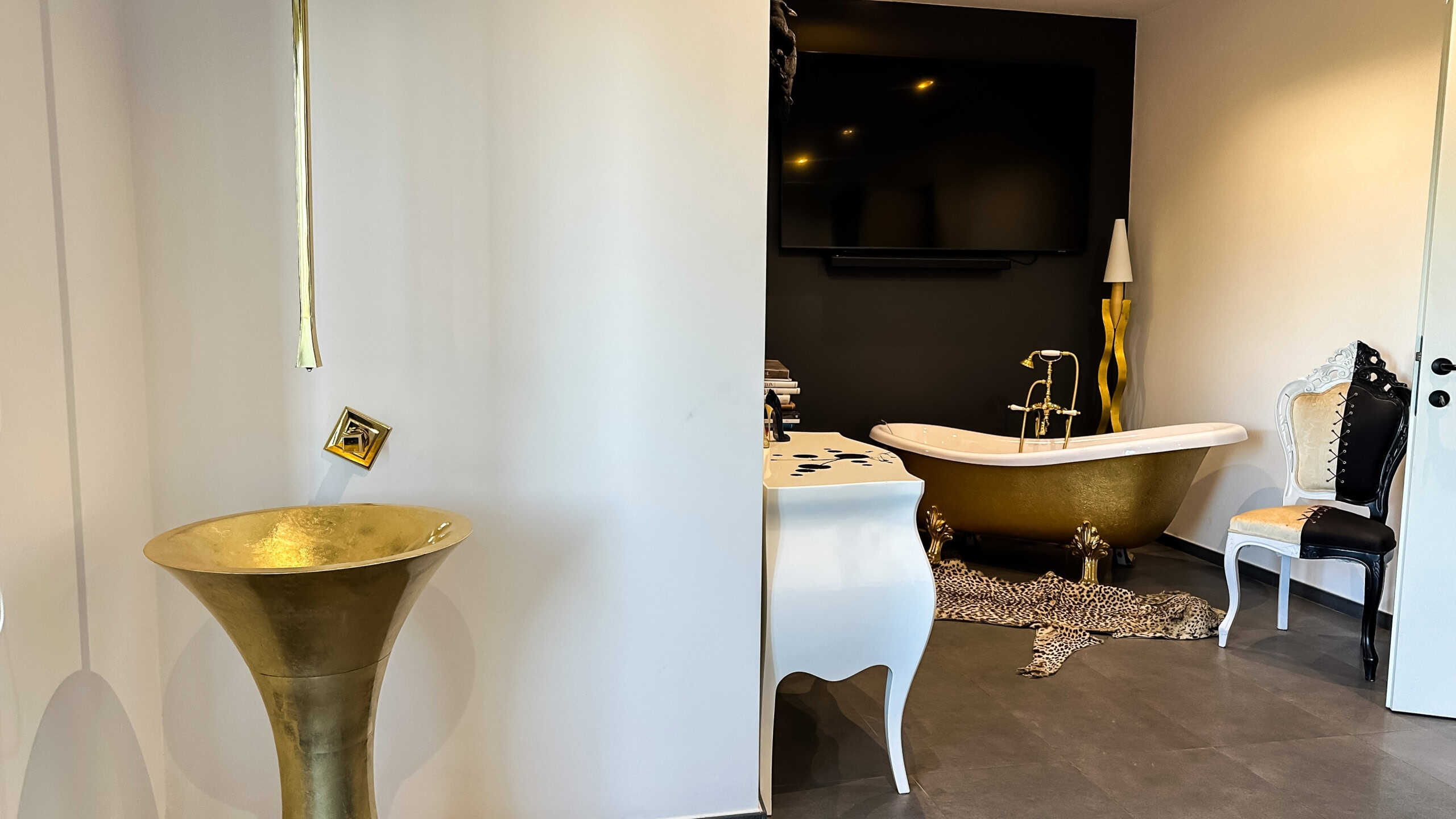 Decorazione bagno con vasca in stile elegante e lussuoso, dettagli oro e design raffinato, ideale per ambienti di alta gamma NextCasa.