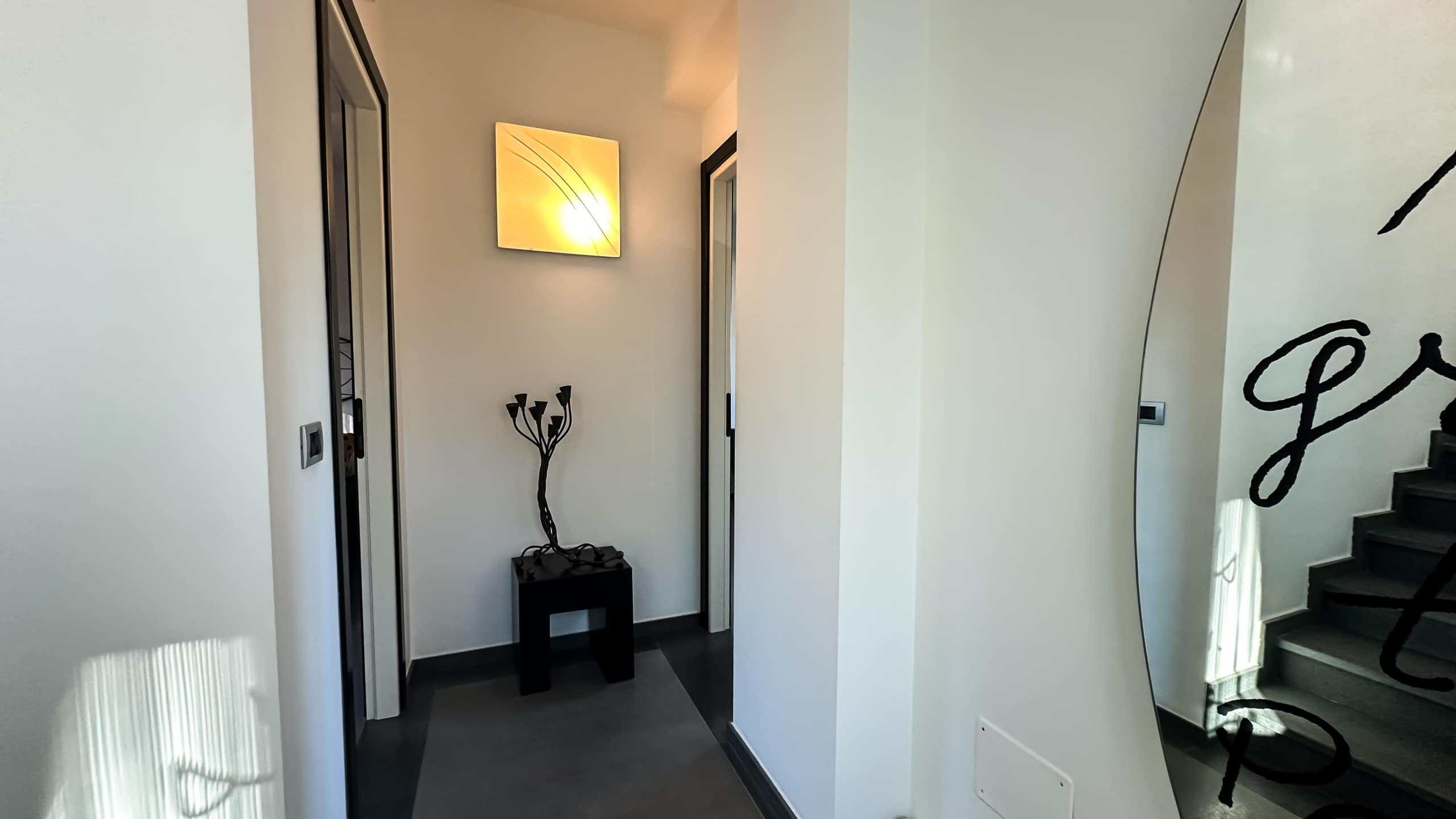 Lampada da parete moderna in soggiorno con ottima illuminazione naturale e design elegante.