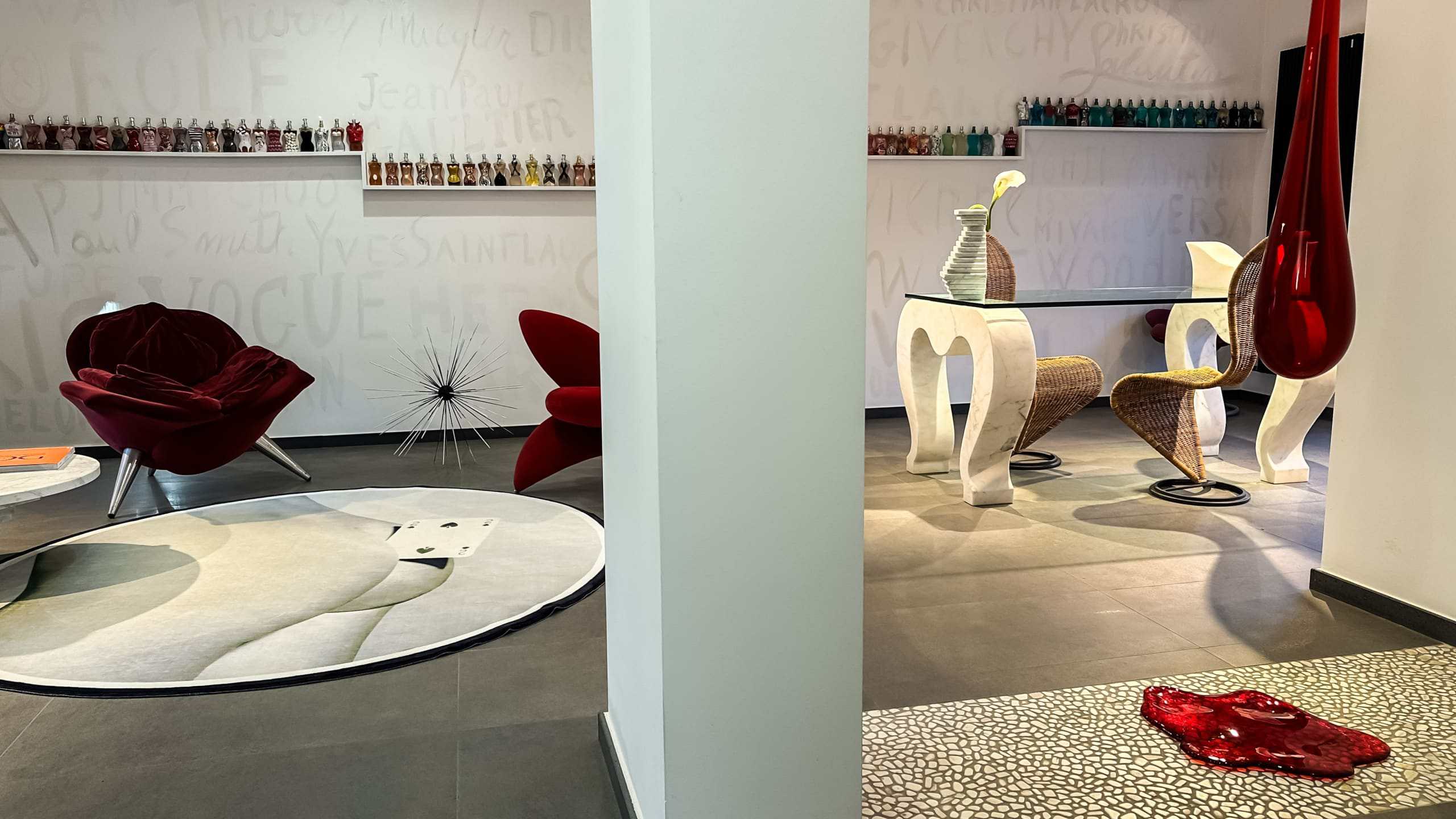 Soggiorno e zona pranzo con arredi moderni, sedute di design e dettagli artistici, creano un ambiente elegante e accogliente per vivere con stile.