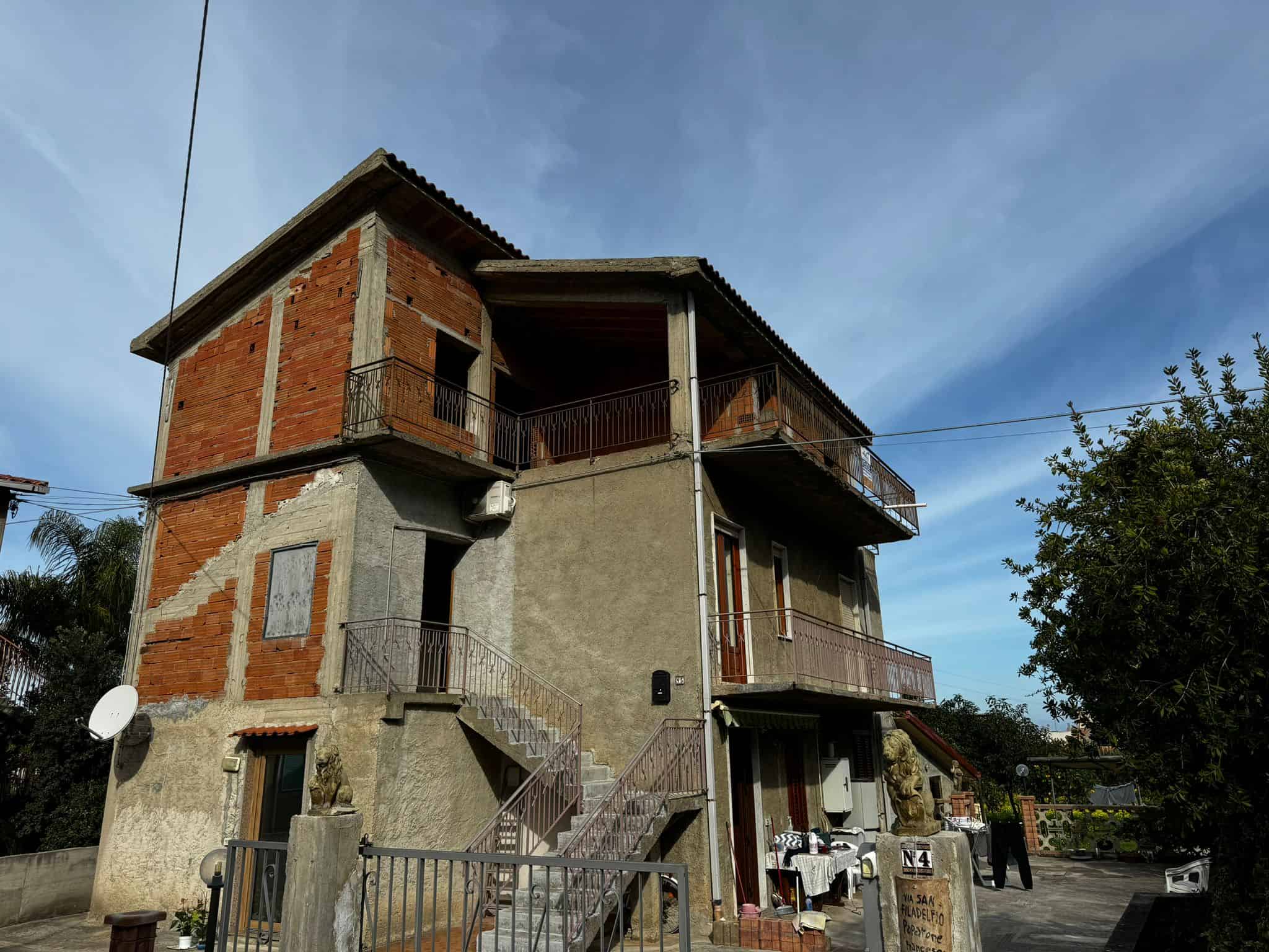 Villetta indipendente in fase di ristrutturazione con ampie terrazze, struttura in cemento e mattoni, situata in zona tranquilla e panoramica, ideale per investimento immobiliare.