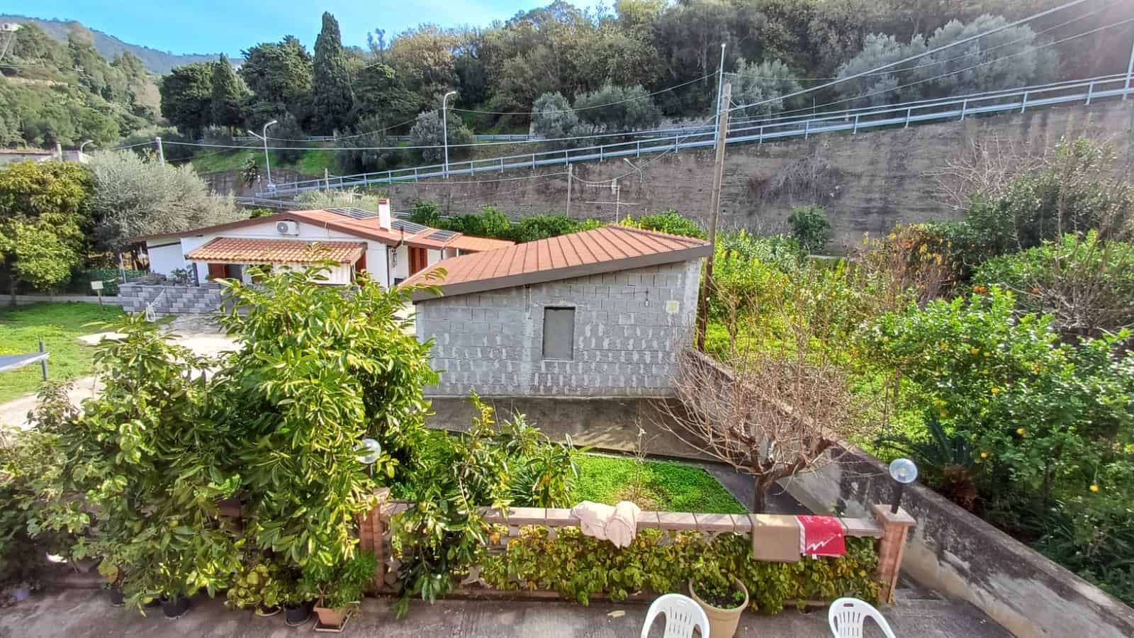 Casa con giardino e più edifici in un ambiente verde e naturale a NextCasa.