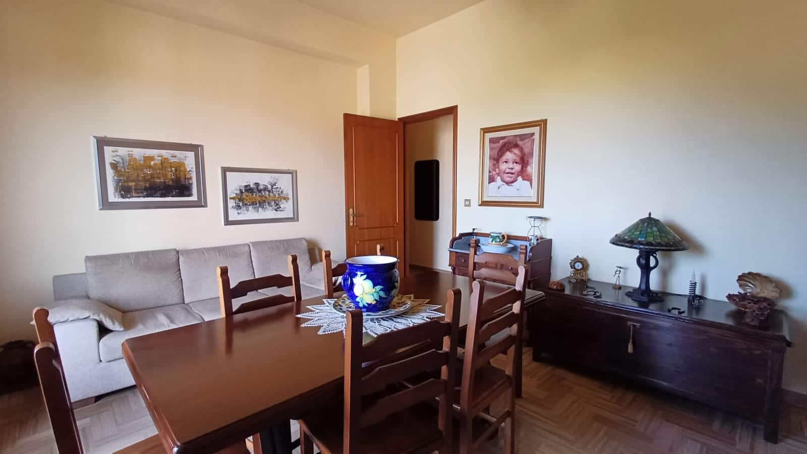 VANO SOGGIORNO CASA ABITAZIONE CON ARREDAMENTO CLASSICO, 2 FORCE VETRATE, TAVOLO DA PRANZO, PROGRAMMI DI ARREDO PER INTERNI, ATMOSFERA ACCOGLIENTE E FAMILIARE, OTTIMAMENTE DECORATO E ARREDATO, IDEALE PER VIVERE CONFORTAMENTE LA CASA.