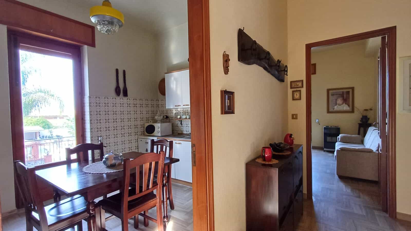 Fotografia di una casa accogliente con zona pranzo e salotto, ambienti eleganti e ben arredati, ideale per vivere con comfort e stile. Perfetta soluzione abitativa di qualità.