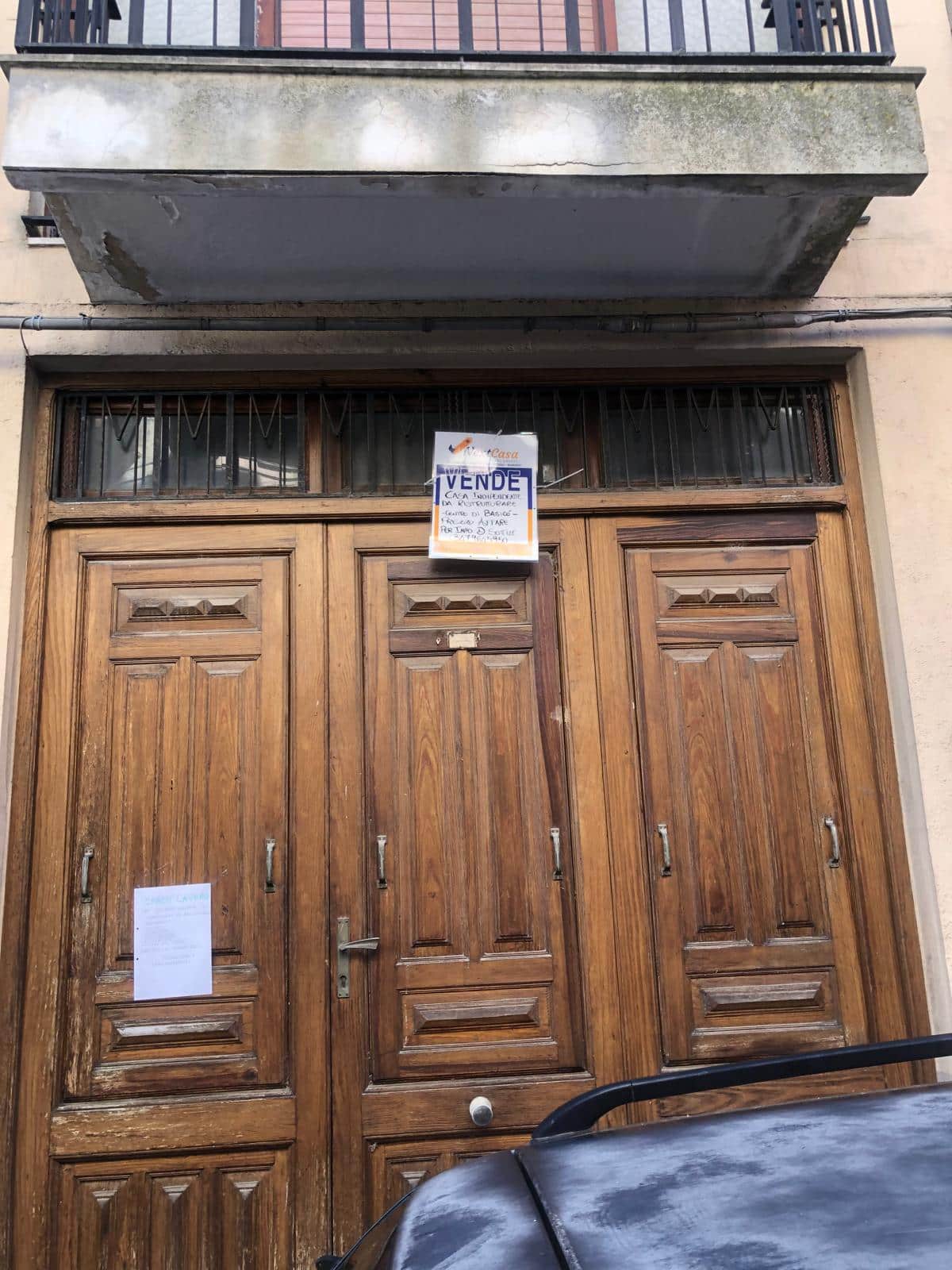 Vendita casa indipendente con ingresso su strada, in zona centrale, ottima soluzione immobiliare da ristrutturare, ideale per investimento o abitazione privata, pronta da acquistare.