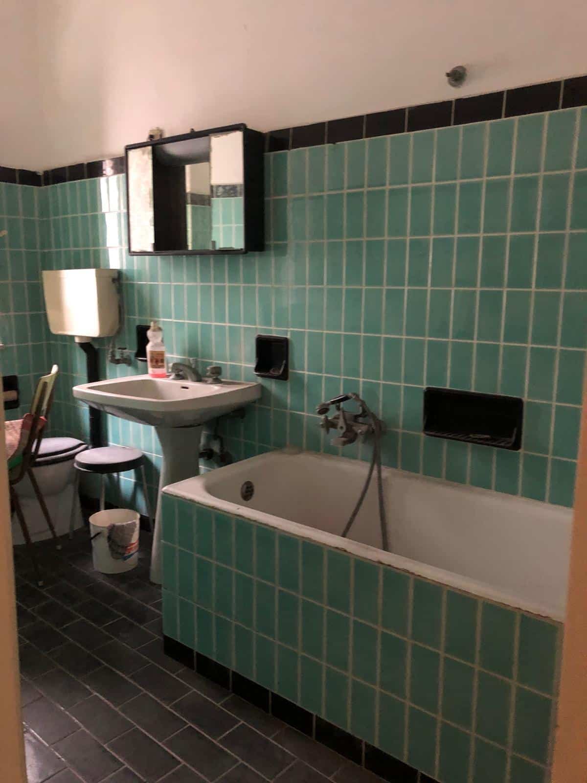 Opzioni di immobili di lusso NextCasa con bagno in stile vintage, piastrelle verdi, vasca e lavabo per eleganti soluzioni abitative.