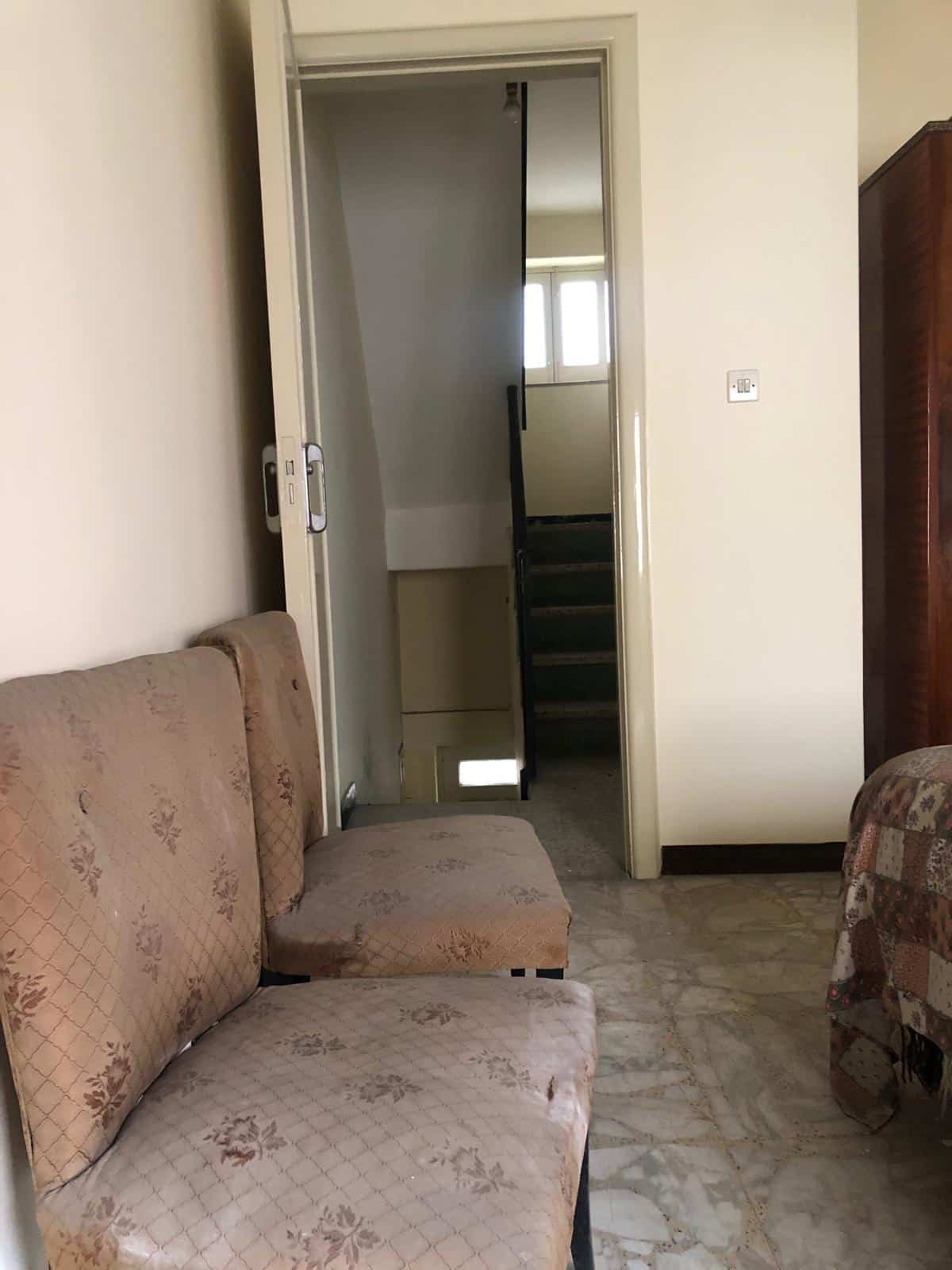 Soffitta abitabile con ingresso tramite scala retrattile, ideale per ottimizzare gli spazi in un appartamento, arredo Vintage, pavimento in marmo, dettaglio di zona giorno con mobili d'epoca.