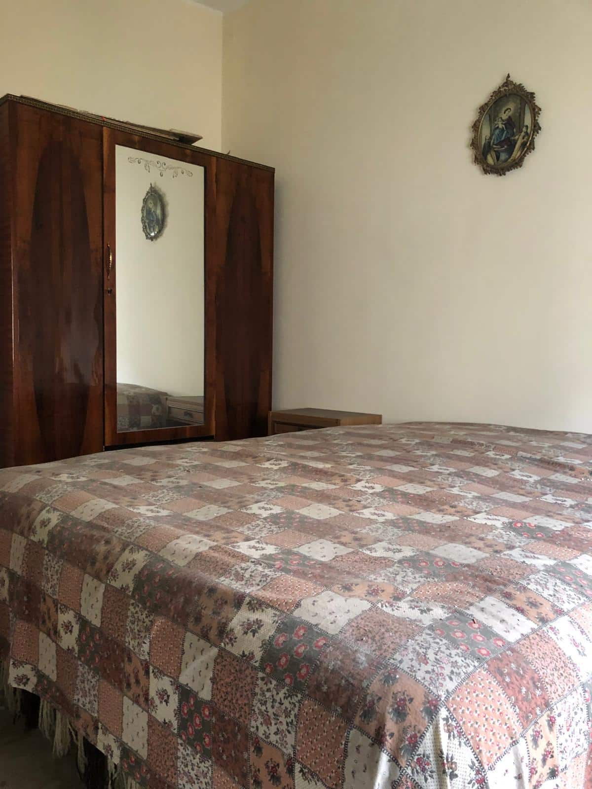 Lettera, mobile vintage in legno con specchio, camera da letto classica con letto matrimoniale e arredamento in stile tradizionale.