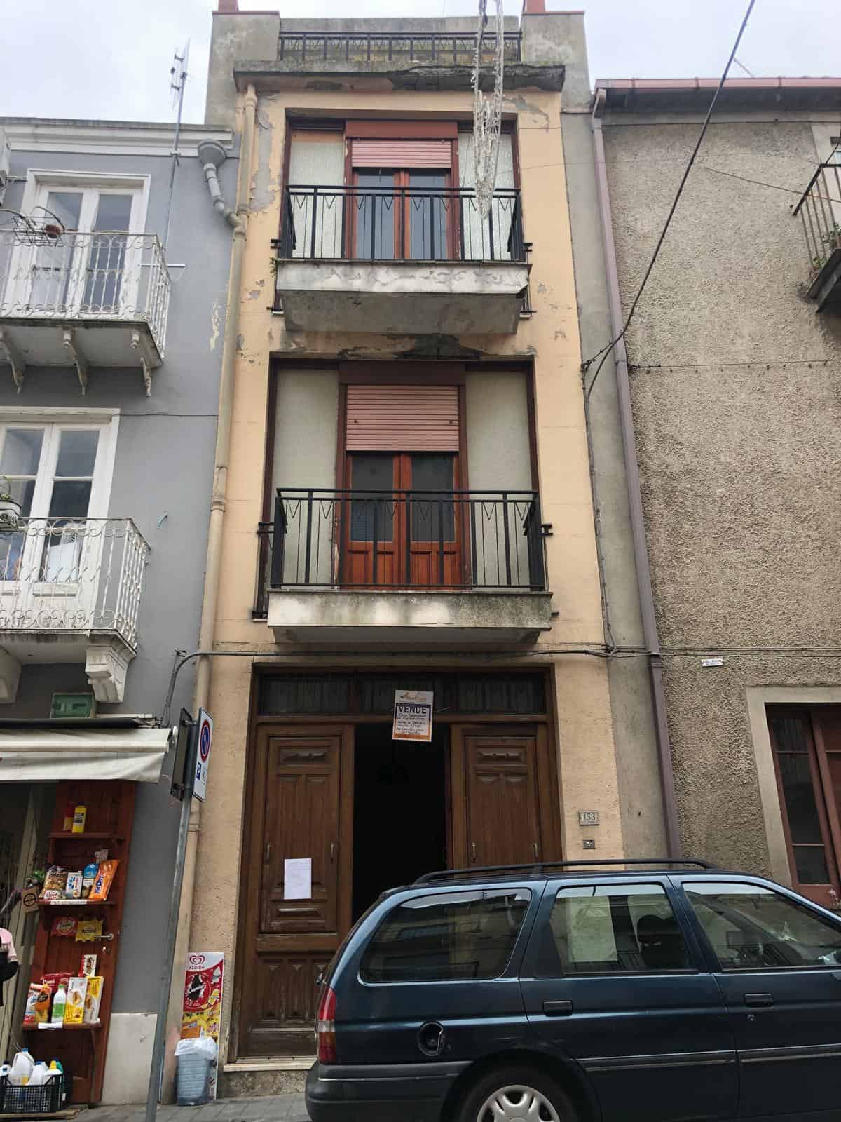 Vendita appartamento in edificio storico vicino centro città, composto da tre piani con balconi, parzialmente ristrutturato, con spazi abitativi funzionali e posizione centrale.